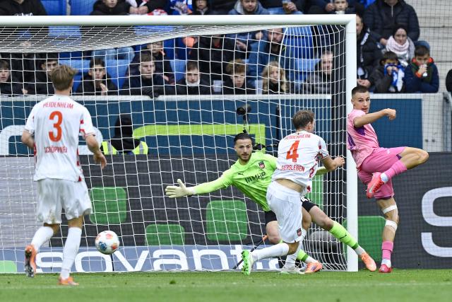 25 October 2025, Sinsheim: Hoffenheim's Albian Hajdari (R) in action against Heidenheim goalkeeper Diant Ramaj and Tim Siersleben during the German Bundesliga soccer match between TSG 1899 Hoffenheim and 1. FC Heidenheim at the PreZero Arena. Photo: Uwe Anspach/dpa - IMPORTANT NOTICE: DFL and DFB regulations prohibit any use of photographs as image sequences and/or quasi-video.