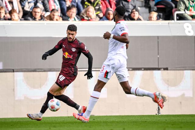 25 October 2025, Bavaria, Augsburg: Leipzig's Romulo Cardoso in action against Augsburg's Chrislain Matsima during the German Bundesliga soccer match between FC Augsburg and RB Leipzig at the WWK-Arena. Photo: Harry Langer/dpa - IMPORTANT NOTICE: DFL and DFB regulations prohibit any use of photographs as image sequences and/or quasi-video.