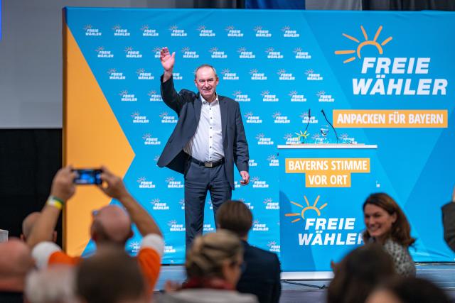 25 October 2025, Bavaria, Straubing: Hubert Aiwanger, Chairman of the Free Voters, waves to the delegates after his speech at the state assembly at the Joseph-von-Fraunhofer-Halle. Photo: Armin Weigel/dpa