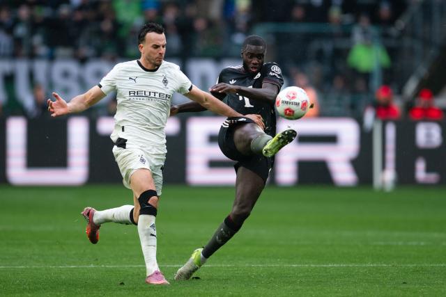 25 October 2025, North Rhine-Westphalia, Moenchengladbach: Borussia Moenchengladbach's Haris Tabakovic (L) and Bayern Munich's Dayot Upamecano battles for the ball during the German Bundesliga soccer match between Borussia Moenchengladbach and Bayern Munich at Borussia Park stadium. Photo: Marius Becker/dpa - IMPORTANT NOTICE: DFL and DFB regulations prohibit any use of photographs as image sequences and/or quasi-video.