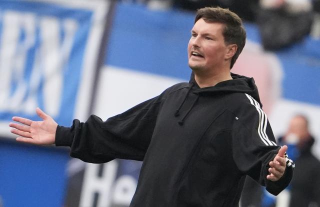 25 October 2025, Hamburg: Hamburger coach Merlin Polzin gestures on the sidelines during the German Bundesliga soccer match between Hamburger SV and VfL Wolfsburg at the Volksparkstadion. Photo: Marcus Brandt/dpa - IMPORTANT NOTICE: DFL and DFB regulations prohibit any use of photographs as image sequences and/or quasi-video.
