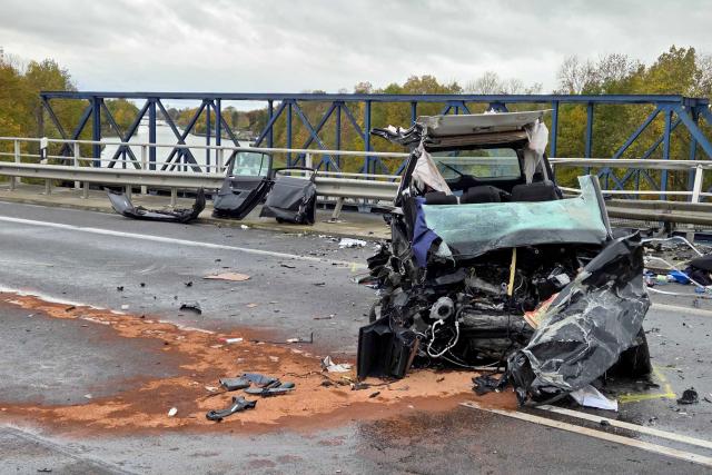 25 October 2025, Lower Saxony, Brunswick: A badly damaged car stands on a bridge over the Mittelland Canal, after an accident on federal highway 4. Photo: Christian Brahmann/dpa - ATTENTION: individual(s) has/have been pixelated for legal reasons