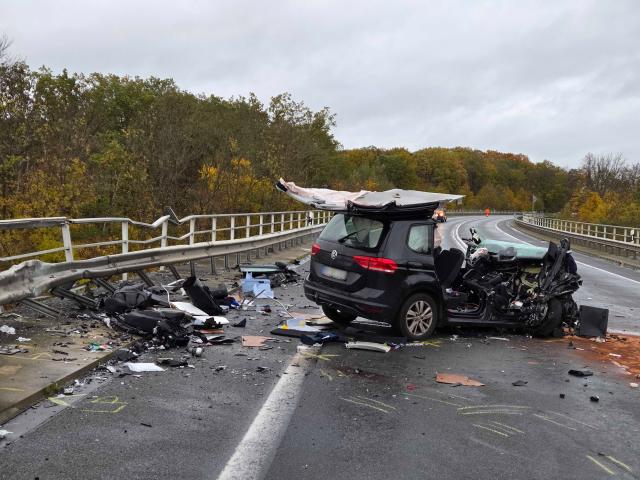 25 October 2025, Lower Saxony, Brunswick: A badly damaged car stands on a bridge over the Mittelland Canal, after an accident on federal highway 4. Photo: Christian Brahmann/dpa - ATTENTION: License plate number(s) have been pixelated for legal reasons