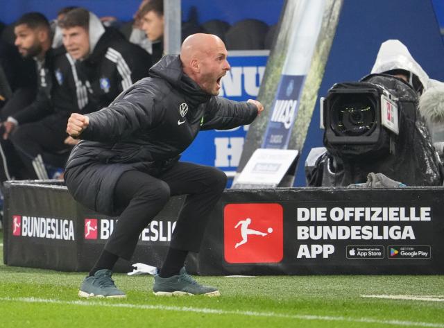 25 October 2025, Hamburg: Wolfsburg coach Paul Simonis celebrates after the final whistle of the German Bundesliga soccer match between Hamburger SV and VfL Wolfsburg at the Volksparkstadion. Photo: Marcus Brandt/dpa - IMPORTANT NOTICE: DFL and DFB regulations prohibit any use of photographs as image sequences and/or quasi-video.