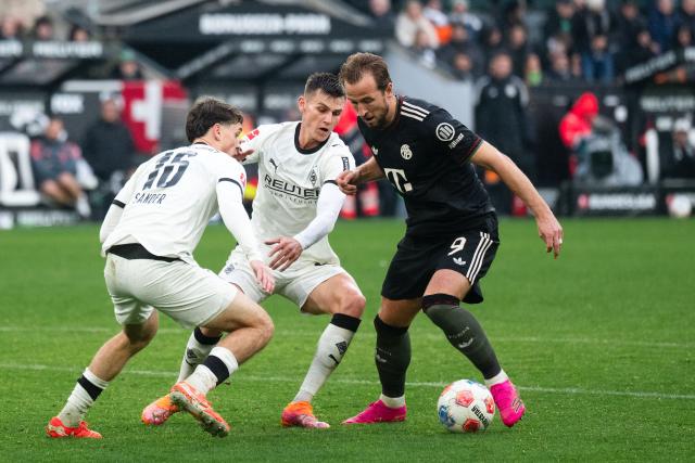25 October 2025, North Rhine-Westphalia, Moenchengladbach: Borussia Moenchengladbach's Philipp Sander and Yannik Engelhardt in action against Bayern Munich's Harry Kane during the German Bundesliga soccer match between Borussia Moenchengladbach and Bayern Munich at Borussia Park stadium. Photo: Marius Becker/dpa - IMPORTANT NOTICE: DFL and DFB regulations prohibit any use of photographs as image sequences and/or quasi-video.