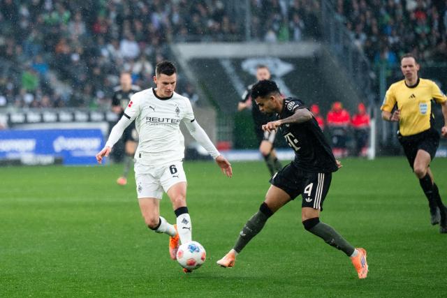 25 October 2025, North Rhine-Westphalia, Moenchengladbach: Borussia Moenchengladbach's Yannik Engelhardt (L) and Bayern Munich's Luis Díaz battle for the ball during the German Bundesliga soccer match between Borussia Moenchengladbach and Bayern Munich at Borussia Park stadium. Photo: Marius Becker/dpa - IMPORTANT NOTICE: DFL and DFB regulations prohibit any use of photographs as image sequences and/or quasi-video.