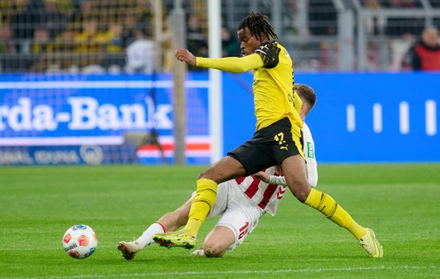 25 October 2025, North Rhine-Westphalia, Dortmund: Borussia Dortmund's Carney Chukwuemeka and Cologne's Isak Johannesson (1) in action during the German Bundesliga soccer match between Borussia Dortmund and 1. FC Cologne at the Signal Iduna Park. Photo: Bernd Thissen/dpa - IMPORTANT NOTICE: DFL and DFB regulations prohibit any use of photographs as image sequences and/or quasi-video.