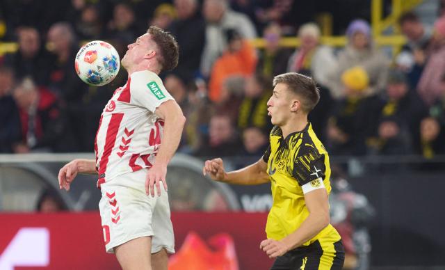 25 October 2025, North Rhine-Westphalia, Dortmund: Cologne's Marius Buelter and Borussia Dortmund's Nico Schlotterbeck in action during the German Bundesliga soccer match between Borussia Dortmund and 1. FC Cologne at the Signal Iduna Park. Photo: Bernd Thissen/dpa - IMPORTANT NOTICE: DFL and DFB regulations prohibit any use of photographs as image sequences and/or quasi-video.
