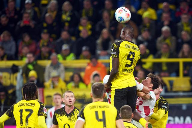 25 October 2025, North Rhine-Westphalia, Dortmund: Borussia Dortmund's Serhou Guirassy goes for a header during the German Bundesliga soccer match between Borussia Dortmund and 1. FC Cologne at the Signal Iduna Park. Photo: Bernd Thissen/dpa - IMPORTANT NOTICE: DFL and DFB regulations prohibit any use of photographs as image sequences and/or quasi-video.