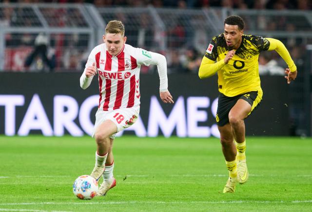 25 October 2025, North Rhine-Westphalia, Dortmund: Cologne's Isak Johannesson (L) and Borussia Dortmund's Felix Nmecha in action during the German Bundesliga soccer match between Borussia Dortmund and 1. FC Cologne at the Signal Iduna Park. Photo: Bernd Thissen/dpa - IMPORTANT NOTICE: DFL and DFB regulations prohibit any use of photographs as image sequences and/or quasi-video.