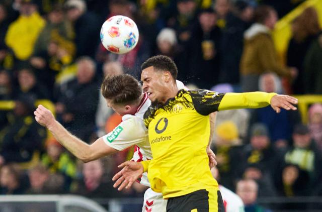 25 October 2025, North Rhine-Westphalia, Dortmund: Cologne's Marius Buelter (L) and Borussia Dortmund's Felix Nmecha in action during the German Bundesliga soccer match between Borussia Dortmund and 1. FC Cologne at the Signal Iduna Park. Photo: Bernd Thissen/dpa - IMPORTANT NOTICE: DFL and DFB regulations prohibit any use of photographs as image sequences and/or quasi-video.