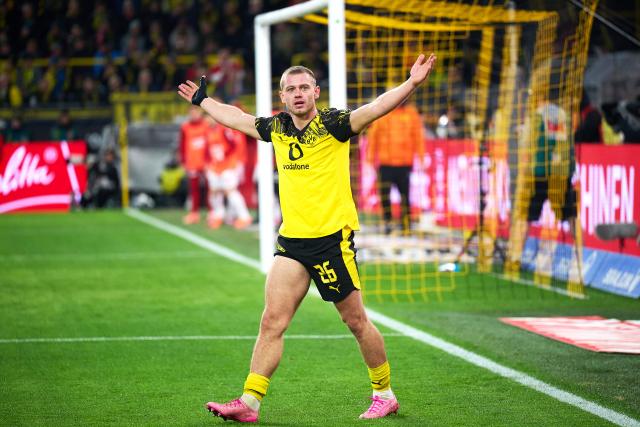25 October 2025, North Rhine-Westphalia, Dortmund: Dortmund's Julian Ryerson reacts during the German Bundesliga soccer match between Borussia Dortmund and 1. FC Cologne at the Signal Iduna Park. Photo: Bernd Thissen/dpa - IMPORTANT NOTICE: DFL and DFB regulations prohibit any use of photographs as image sequences and/or quasi-video.