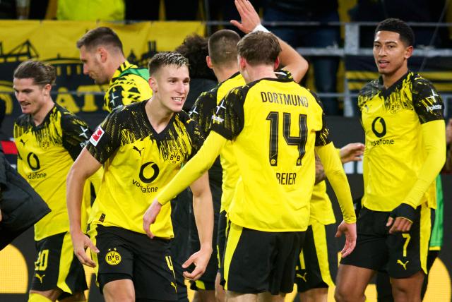 25 October 2025, North Rhine-Westphalia, Dortmund: Borussia Dortmund's Maximilian Beier (2nd R) and Nico Schlotterbeck celebrate their first goal during the German Bundesliga soccer match between Borussia Dortmund and 1. FC Cologne at the Signal Iduna Park. Photo: Bernd Thissen/dpa - IMPORTANT NOTICE: DFL and DFB regulations prohibit any use of photographs as image sequences and/or quasi-video.