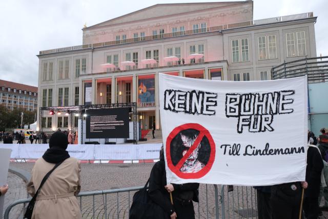 25 October 2025, Saxony, Leipzig: Protesters hold a banner with the words "No stage for Till Lindemann" during a protest against the participation of Rammstein singer Lindemann at the Leipzig Opera Ball. Photo: Sebastian Willnow/dpa