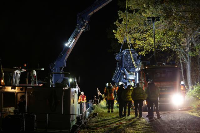 25 October 2025, Lower Saxony, Brunswick: A car is retrieved from the water by a crane after it fell off a bridge into the Mittelland Canal during a serious accident involving several vehicles on the federal highway near 4 Braunschweig. Photo: Stefan Sobotta/dpa