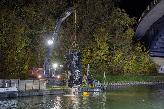 25 October 2025, Lower Saxony, Brunswick: A car is retrieved from the water by a crane after it fell off a bridge into the Mittelland Canal during a serious accident involving several vehicles on the federal highway near 4 Braunschweig. Photo: Stefan Sobotta/dpa