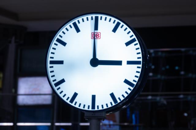 26 October 2025, Berlin, Bundesweit: The hands of a clock in the main station turn to 2 o'clock at 3 o'clock, eleven hours ahead. Winter time begins on the last Sunday in October. In the night from Saturday to Sunday, the clocks are set back from 3 o'clock to 2 o'clock. Photo: Christophe Gateau/dpa