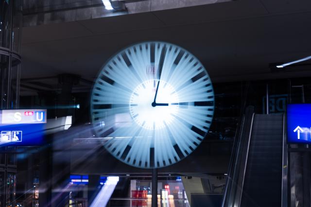 26 October 2025, Berlin, Bundesweit: The hands of a clock in the main station turn to 2 o'clock at 3 o'clock, eleven hours ahead. Winter time begins on the last Sunday in October. In the night from Saturday to Sunday, the clocks are set back from 3 o'clock to 2 o'clock. (Effect due to long exposure) Photo: Christophe Gateau/dpa