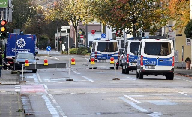26 October 2025, Rastatt: Police emergency vehicles drive along a street that has to be evacuated after the discovery of an American aerial bomb to defuse the unexploded ordnance. Photo: Uli Deck/dpa
