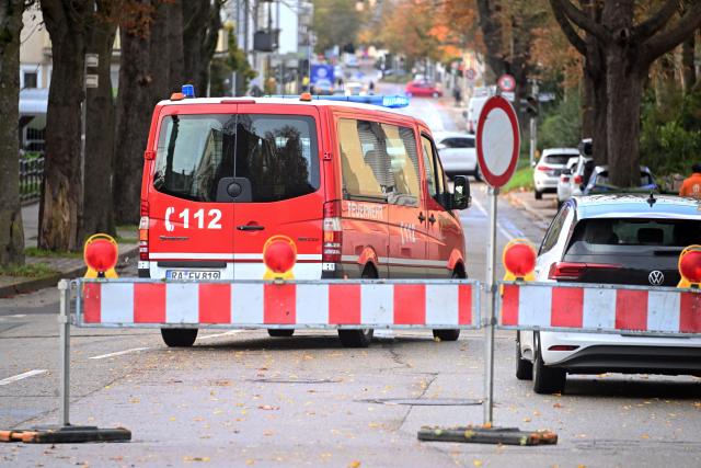 26 October 2025, Rastatt: A fire department emergency vehicle drives along a street in Rastatt that has to be evacuated due to the defusing of an American unexploded bomb. Photo: Uli Deck/dpa
