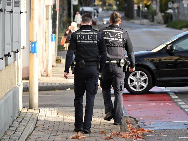 26 October 2025, Rastatt: Police officers walk along a street in a part of the city that has to be evacuated after the discovery of an American aerial bomb to defuse the unexploded ordnance. Photo: Uli Deck/dpa
