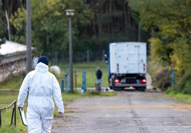 26 October 2025, Brandenburg, Neuhardenberg: An employee of the veterinary office walks across the premises of a poultry farm. Around 85,000 animals on two poultry farms in the district of Märkisch-Oderland have to be killed due to bird flu. Avian influenza has now spread across almost the whole of Germany. Photo: Frank Hammerschmidt/dpa