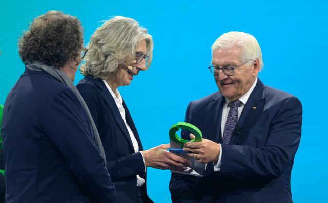 26 October 2025, Saxony, Chemnitz: German President Frank-Walter Steinmeier (R) presents the German Environmental Award to Birgitt Bendiek and Lars Baumguertel from the management of the Gelsenkirchen-based steel galvanizing company Zinq. This year's award, worth half a million euros, is shared by a Swiss climate researcher and the company from North Rhine-Westphalia for its resource-saving galvanizing process. Photo: Hendrik Schmidt/dpa