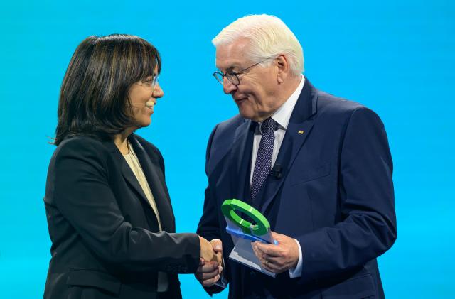 26 October 2025, Saxony, Chemnitz: German President Frank-Walter Steinmeier presents the German Environmental Award to Sonia Isabelle Seneviratne, Professor at ETH Zurich and Vice President of the Intergovernmental Panel on Climate Change (IPCC). The Swiss climate researcher and the company from North Rhine-Westphalia share this year's award, which is endowed with half a million euros, for its resource-saving galvanizing process. Photo: Hendrik Schmidt/dpa
