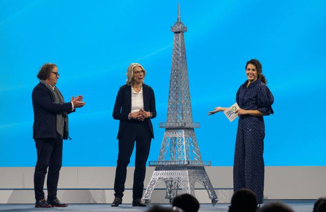 26 October 2025, Saxony, Chemnitz: (L-R) Lars Baumguertel and Birgitt Bendiek, both members of the management board of the Gelsenkirchen-based steel galvanizing company Zinq, and presenter Katie Gallus stand next to a galvanized model of the Eiffel Tower in Paris during the German Environmental Award ceremony. This year's award, worth half a million euros, is shared by a Swiss climate researcher and the company from North Rhine-Westphalia for its resource-saving galvanizing process. Photo: Hendrik Schmidt/dpa