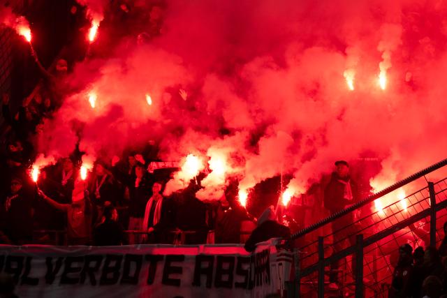 26 October 2025, North Rhine-Westphalia, Leverkusen: Freiburg fans burn flares in the stands during the German Bundesliga soccer match between Bayer Leverkusen and SC Freiburg at BayArena. Photo: Marius Becker/dpa - WICHTIGER HINWEIS: Gemäß den Vorgaben der DFL Deutsche Fußball Liga bzw. des DFB Deutscher Fußball-Bund ist es untersagt, in dem Stadion und/oder vom Spiel angefertigte Fotoaufnahmen in Form von Sequenzbildern und/oder videoähnlichen Fotostrecken zu verwerten bzw. verwerten zu lassen.