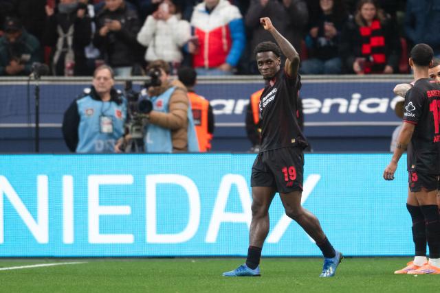 26 October 2025, North Rhine-Westphalia, Leverkusen: Bayer Leverkusen's Ernest Poku celebrates scoring his side's first goal during the German Bundesliga soccer match between Bayer Leverkusen and SC Freiburg at BayArena. Photo: Marius Becker/dpa - WICHTIGER HINWEIS: Gemäß den Vorgaben der DFL Deutsche Fußball Liga bzw. des DFB Deutscher Fußball-Bund ist es untersagt, in dem Stadion und/oder vom Spiel angefertigte Fotoaufnahmen in Form von Sequenzbildern und/oder videoähnlichen Fotostrecken zu verwerten bzw. verwerten zu lassen.