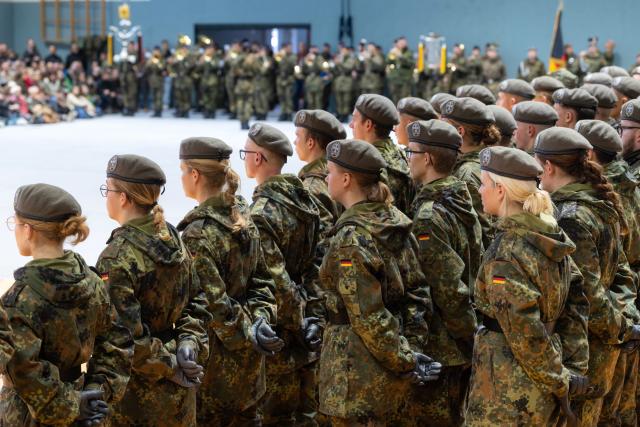 26 October 2025, Thuringia, Oberhof: Soldiers from the German Armed Forces (Bundeswehr) Homeland Security Regiment 5 stand at a public regimental roll call in the sports hall during their ceremonial oath. Photo: Michael Reichel/dpa