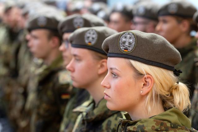 26 October 2025, Thuringia, Oberhof: Soldiers from the German Armed Forces (Bundeswehr) Homeland Security Regiment 5 stand at a public regimental roll call in the sports hall during their ceremonial oath. Photo: Michael Reichel/dpa