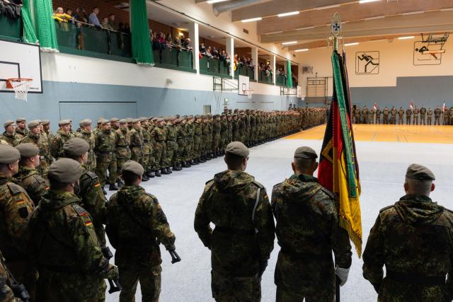26 October 2025, Thuringia, Oberhof: Soldiers from the German Armed Forces (Bundeswehr) Homeland Security Regiment 5 stand at a public regimental roll call in the sports hall during their ceremonial oath. Photo: Michael Reichel/dpa