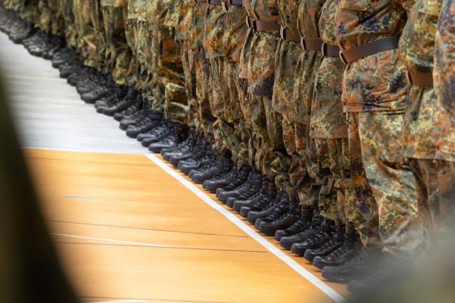 26 October 2025, Thuringia, Oberhof: Soldiers from the German Armed Forces (Bundeswehr) Homeland Security Regiment 5 stand at a public regimental roll call in the sports hall during their ceremonial oath. Photo: Michael Reichel/dpa