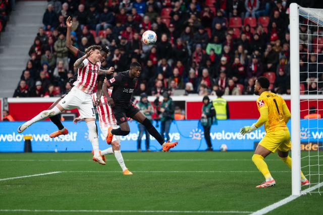26 October 2025, North Rhine-Westphalia, Leverkusen: Bayer Leverkusen's Edmond Tapsoba (2nd L) scores his side's second goal during the German Bundesliga soccer match between Bayer Leverkusen and SC Freiburg at BayArena. Photo: Marius Becker/dpa - WICHTIGER HINWEIS: Gemäß den Vorgaben der DFL Deutsche Fußball Liga bzw. des DFB Deutscher Fußball-Bund ist es untersagt, in dem Stadion und/oder vom Spiel angefertigte Fotoaufnahmen in Form von Sequenzbildern und/oder videoähnlichen Fotostrecken zu verwerten bzw. verwerten zu lassen.