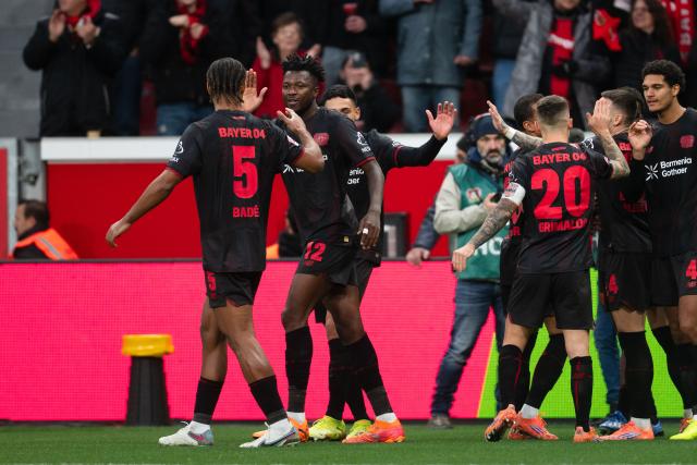 26 October 2025, North Rhine-Westphalia, Leverkusen: Bayer Leverkusen's Edmond Tapsoba (2nd L) celebrates scoring his side's second goal with teammates during the German Bundesliga soccer match between Bayer Leverkusen and SC Freiburg at BayArena. Photo: Marius Becker/dpa - WICHTIGER HINWEIS: Gemäß den Vorgaben der DFL Deutsche Fußball Liga bzw. des DFB Deutscher Fußball-Bund ist es untersagt, in dem Stadion und/oder vom Spiel angefertigte Fotoaufnahmen in Form von Sequenzbildern und/oder videoähnlichen Fotostrecken zu verwerten bzw. verwerten zu lassen.