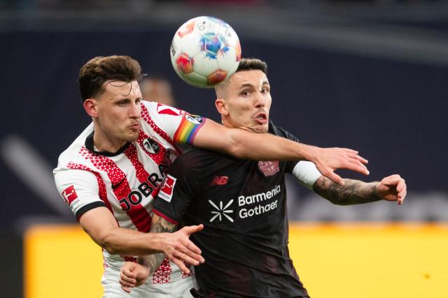 26 October 2025, North Rhine-Westphalia, Leverkusen: SC Freiburg's Maximilian Eggestein (L) and Bayer Leverkusen's Alex Grimaldo battle for the ball during the German Bundesliga soccer match between Bayer Leverkusen and SC Freiburg at BayArena. Photo: Marius Becker/dpa - WICHTIGER HINWEIS: Gemäß den Vorgaben der DFL Deutsche Fußball Liga bzw. des DFB Deutscher Fußball-Bund ist es untersagt, in dem Stadion und/oder vom Spiel angefertigte Fotoaufnahmen in Form von Sequenzbildern und/oder videoähnlichen Fotostrecken zu verwerten bzw. verwerten zu lassen.
