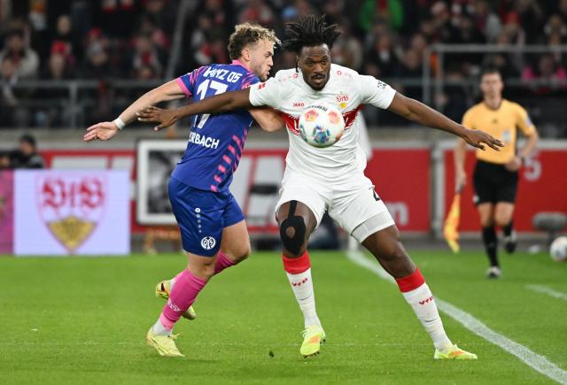 26 October 2025, Baden-Wuerttemberg, Stuttgart: Stuttgart's Dan-Axel Zagadou (R) and FSV Mainz's Benedict Hollerbach battle for the ball during the German Bundesliga soccer match between VfB Stuttgart and FSV Mainz 05 at the MHPArena. Photo: Marijan Murat/dpa - WICHTIGER HINWEIS: Gemäß den Vorgaben der DFL Deutsche Fußball Liga bzw. des DFB Deutscher Fußball-Bund ist es untersagt, in dem Stadion und/oder vom Spiel angefertigte Fotoaufnahmen in Form von Sequenzbildern und/oder videoähnlichen Fotostrecken zu verwerten bzw. verwerten zu lassen.