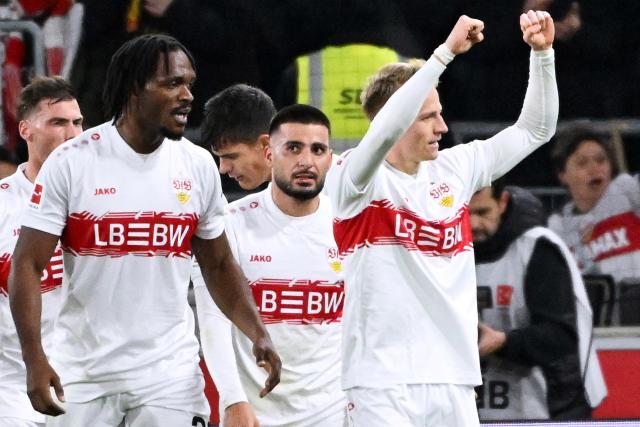 26 October 2025, Baden-Wuerttemberg, Stuttgart: VfB Stuttgart's Chris Fuehrich (R) celebrates scoring his side's first goal with teammates Deniz Undav (C) and Dan-Axel Zagadou during the German Bundesliga soccer match between VfB Stuttgart and FSV Mainz 05 at the MHPArena. Photo: Marijan Murat/dpa - WICHTIGER HINWEIS: Gemäß den Vorgaben der DFL Deutsche Fußball Liga bzw. des DFB Deutscher Fußball-Bund ist es untersagt, in dem Stadion und/oder vom Spiel angefertigte Fotoaufnahmen in Form von Sequenzbildern und/oder videoähnlichen Fotostrecken zu verwerten bzw. verwerten zu lassen.