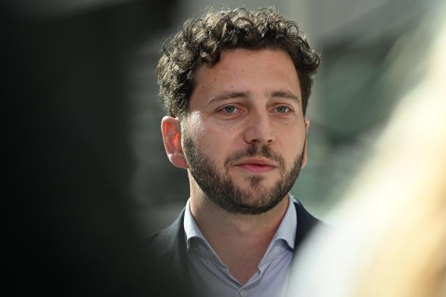 FILED - 30 September 2025, Lower Saxony, Hanover: Federal Chairman of the Alliance 90/The Greens (Bündnis 90/Die Grünen) Felix Banaszak talks to media representatives about the results of the Lower Saxony Greens' conference. Photo: Shireen Broszies/dpa