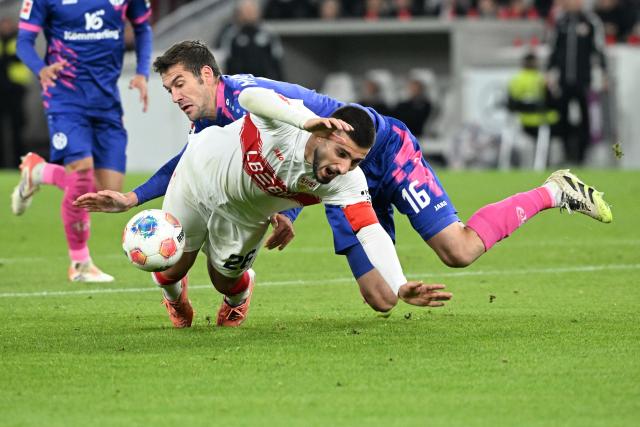 26 October 2025, Baden-Wuerttemberg, Stuttgart: Stuttgart's Deniz Undav (Front) and FSV Mainz's Stefan Bell battle for the ball during the German Bundesliga soccer match between VfB Stuttgart and FSV Mainz 05 at the MHPArena. Photo: Marijan Murat/dpa - WICHTIGER HINWEIS: Gemäß den Vorgaben der DFL Deutsche Fußball Liga bzw. des DFB Deutscher Fußball-Bund ist es untersagt, in dem Stadion und/oder vom Spiel angefertigte Fotoaufnahmen in Form von Sequenzbildern und/oder videoähnlichen Fotostrecken zu verwerten bzw. verwerten zu lassen.