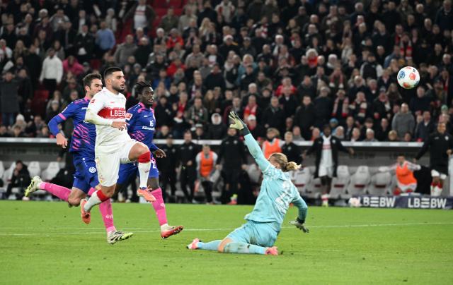 26 October 2025, Baden-Wuerttemberg, Stuttgart: VfB Stuttgart's Deniz Undav (2nd L) scores his side's second goal during the German Bundesliga soccer match between VfB Stuttgart and FSV Mainz 05 at the MHPArena. Photo: Marijan Murat/dpa - WICHTIGER HINWEIS: Gemäß den Vorgaben der DFL Deutsche Fußball Liga bzw. des DFB Deutscher Fußball-Bund ist es untersagt, in dem Stadion und/oder vom Spiel angefertigte Fotoaufnahmen in Form von Sequenzbildern und/oder videoähnlichen Fotostrecken zu verwerten bzw. verwerten zu lassen.