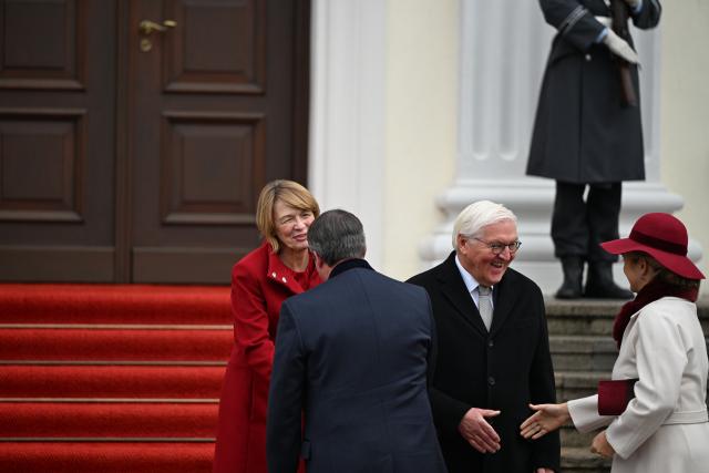 27 October 2025, Berlin: German President Frank-Walter Steinmeier (3-R) and his wife Elke Buedenbender (L) welcome Grand Duke Guillaume of Luxembourg and his wife, Stephanie of Nassau, Grand Duchess of Luxembourg, Duchess of Nassau and Princess of Bourbon-Parma to their inaugural visit in front of Bellevue Palace. Photo: Lilli Förter/dpa