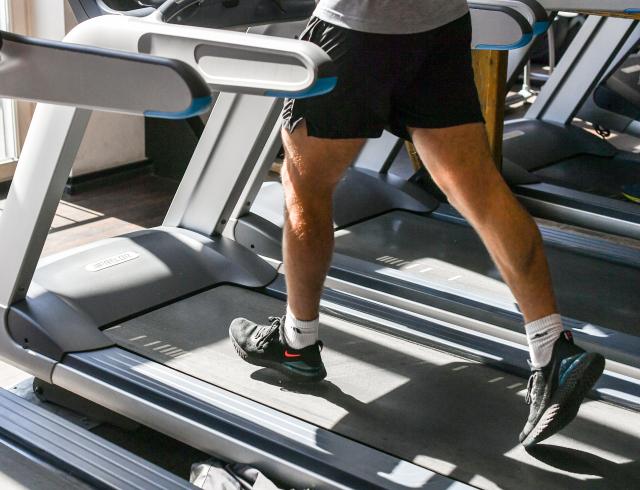 FILED - 02 June 2020, Berlin: A man runs on a treadmill at the John Reed Fitness Music Club in Prenzlauer Berg. The first ever treadmill world championship is set to take place next year, the governing body World Athletics and fitness company Technogym announced on Monday. Photo: Jens Kalaene/dpa-Zentralbild/dpa
