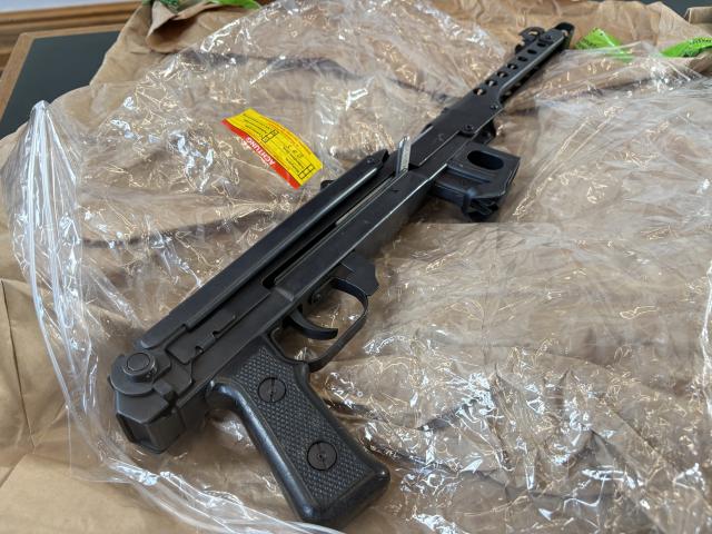 27 October 2025, North Rhine-Westphalia, Wuppertal: A seized weapon is shown at a press conference at Wuppertal police headquarters. According to the public prosecutor's office, several weapons were found during an operation. Photo: Marci Herwig/dpa