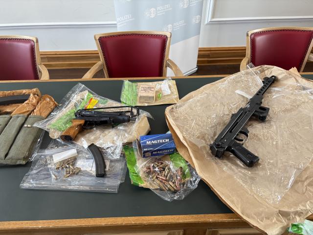 27 October 2025, North Rhine-Westphalia, Wuppertal: Seized weapons and cartridges are shown at a press conference at Wuppertal police headquarters. According to the public prosecutor's office, several weapons were found during an operation. Photo: Marci Herwig/dpa