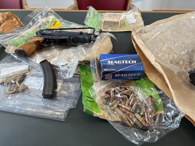 27 October 2025, North Rhine-Westphalia, Wuppertal: Weapons and cartridges seized are shown at a press conference at Wuppertal police headquarters. According to the public prosecutor's office, several weapons were found during an operation. Photo: Marci Herwig/dpa