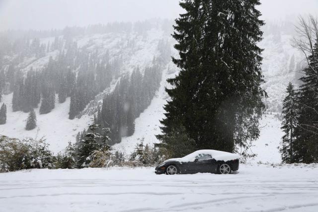 27 October 2025, Bavaria, Obermaiselstein: Cars driving on the Riedberg Pass in the snow. Photo: Karl-Josef Hildenbrand/dpa