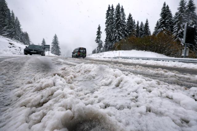 27 October 2025, Bavaria, Obermaiselstein: Cars driving on the Riedberg Pass in the snow. Photo: Karl-Josef Hildenbrand/dpa
